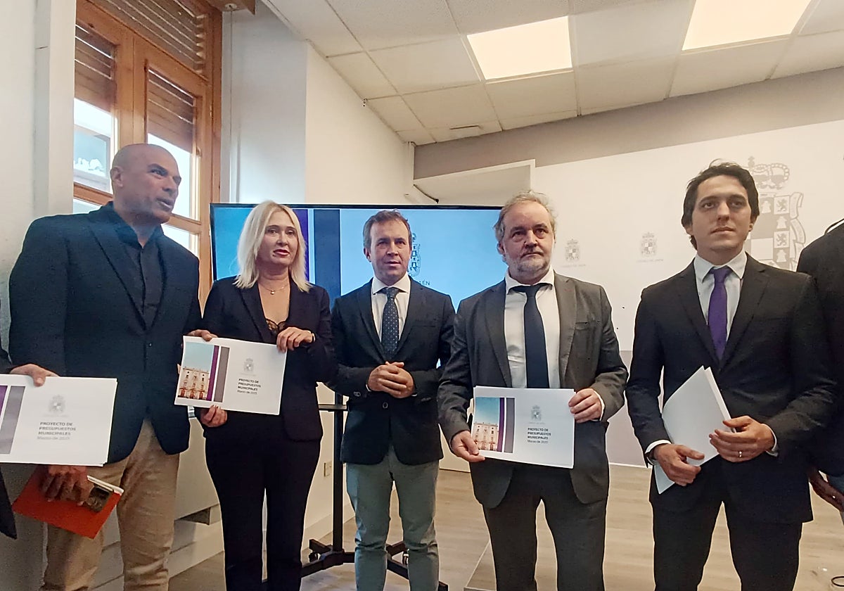 Alcalde de Jaén, Julio Millán, junto a los concejales de JMM presentando el borrador de presupuestos