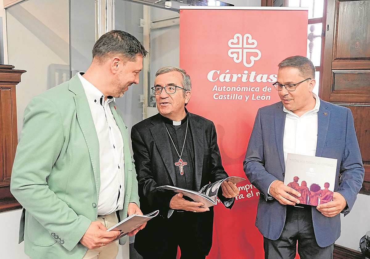 El arzobispo de Valladolid, entre el director y el presidente de Cáritas autonómica, este viernes en la presentación de la memoria 2024