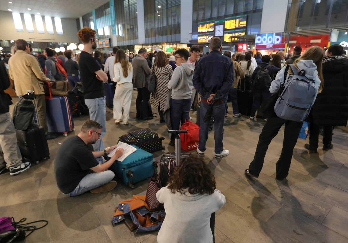 Viajeros en la estación de Santa Justa durante uno de los numerosos retrasos de los trenes de alta velocidad