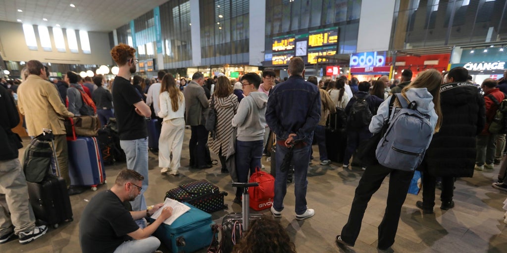 Los AVE a Andalucía sufren en enésimo retraso y amargan otra vez las vacaciones a centenares de viajeros