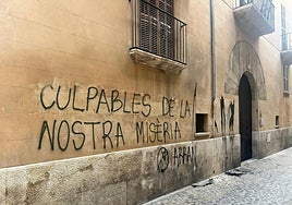 Arran intensifica su boicot con pintadas vandálicas contra la Consejería de Turismo: «Culpables de nuestra miseria»