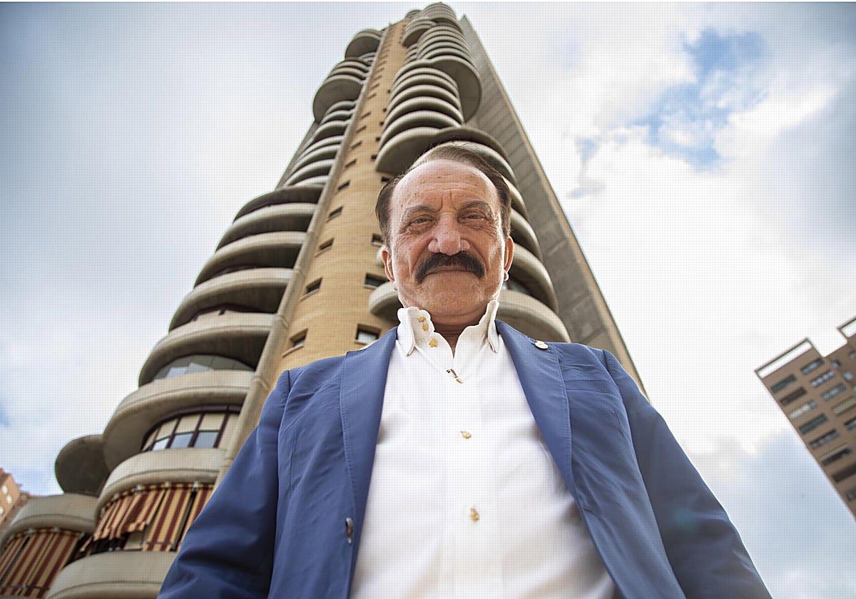 El arquitecto alicantino Roberto Pérez Guerras, delante de rascacielos Negurigane