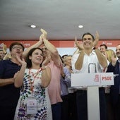 Paco Salazar (primero por la izquierda) celebra la victoria de Pedro Sánchez en las primarias de 2017, junto a Adriana Lastra, Santos Cerdán y José Luis Ábalos.