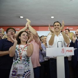 Paco Salazar (primero por la izquierda) celebra la victoria de Pedro Sánchez en las primarias de 2017, junto a Adriana Lastra, Santos Cerdán y José Luis Ábalos.