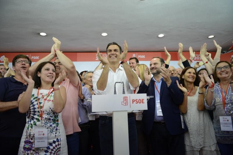 Paco Salazar (primero por la izquierda) celebra la victoria de Pedro Sánchez en las primarias de 2017, junto a Adriana Lastra, Santos Cerdán y José Luis Ábalos.