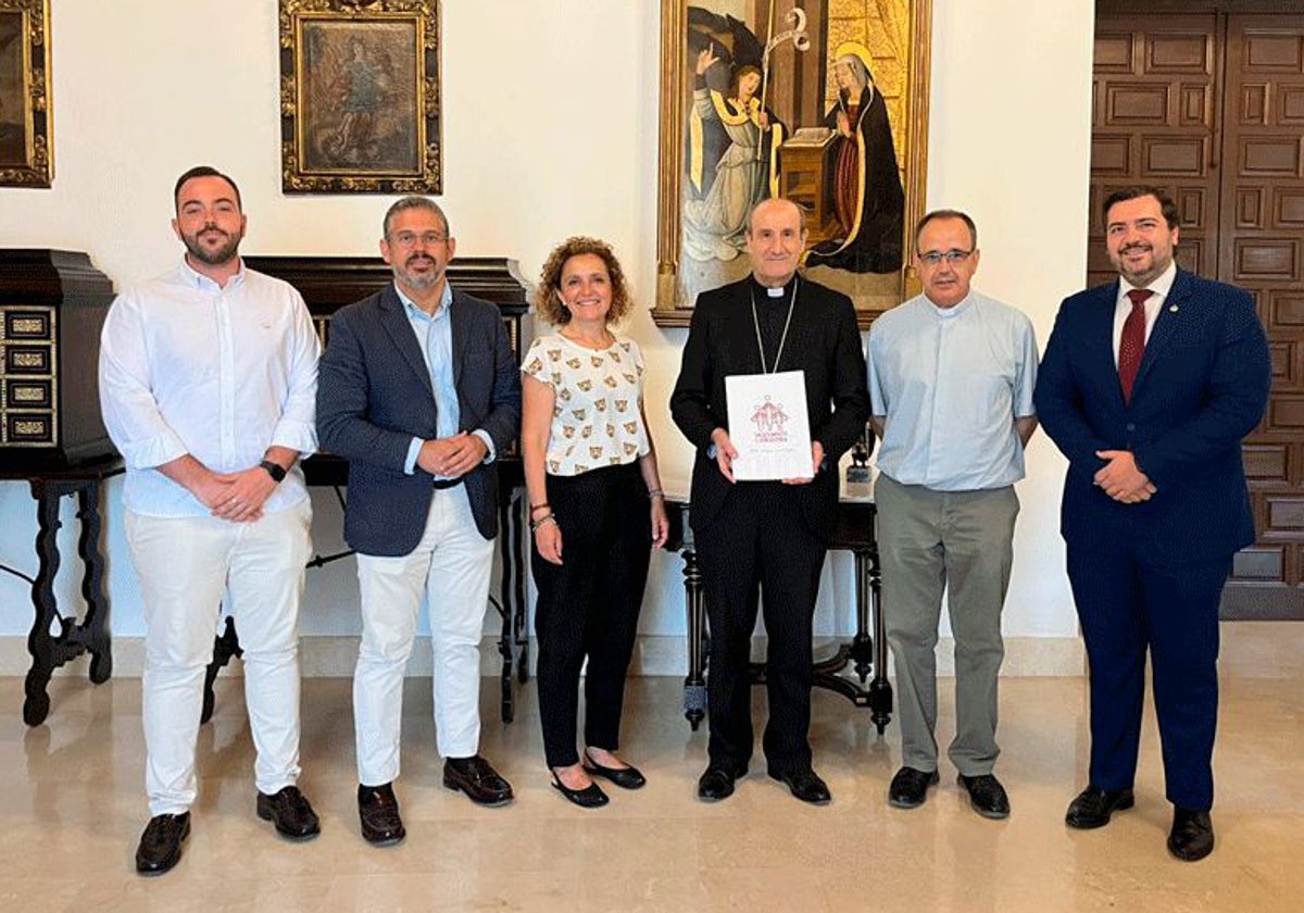 El obispo, Jesús Fernández, en el centro, junto a integrantes de la Casa Salesiana y la hermandad del Prendimiento