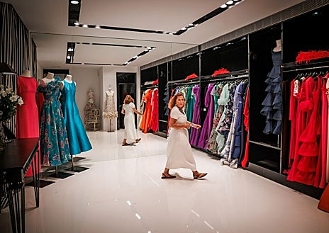 Imagen secundaria 1 - Arriba, Manuel García en su sastrería. Abajo, izq., Marta Rota en Tom-Hom. Dcha, detalle colorido en García Madrid