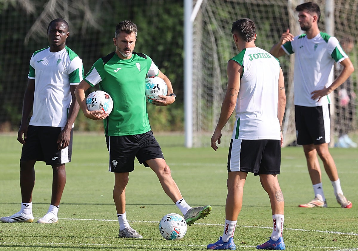Iván Ania en una sesión de la pretemporada bajo la mirada de Carracedo y Fomeyem