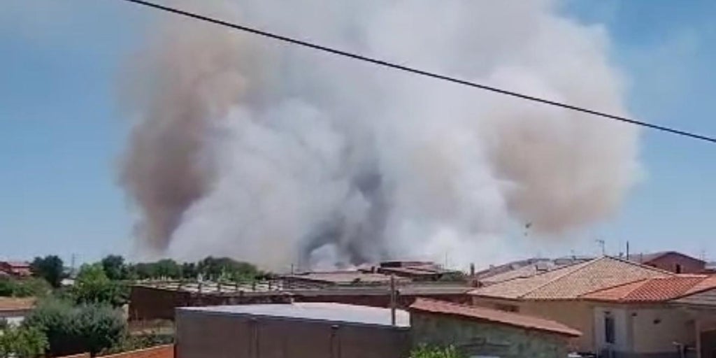 Varios focos activos en un incendio cercano a los terrenos de Meta en Gamonal, Toledo