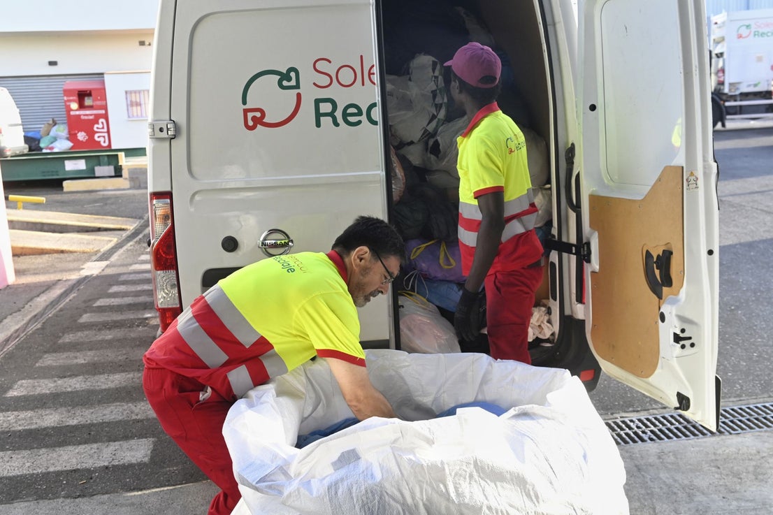 Así recoge la ropa usada Cáritas en Córdoba, en imágenes