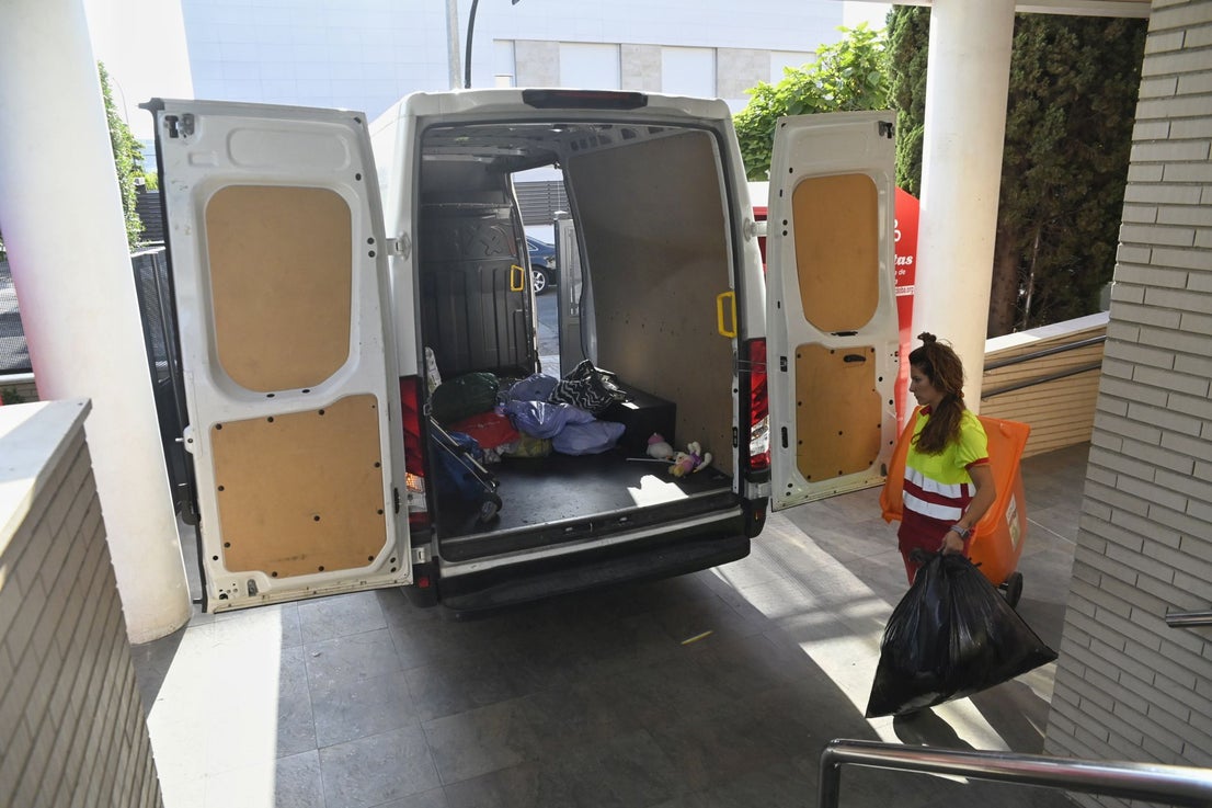 Así recoge la ropa usada Cáritas en Córdoba, en imágenes