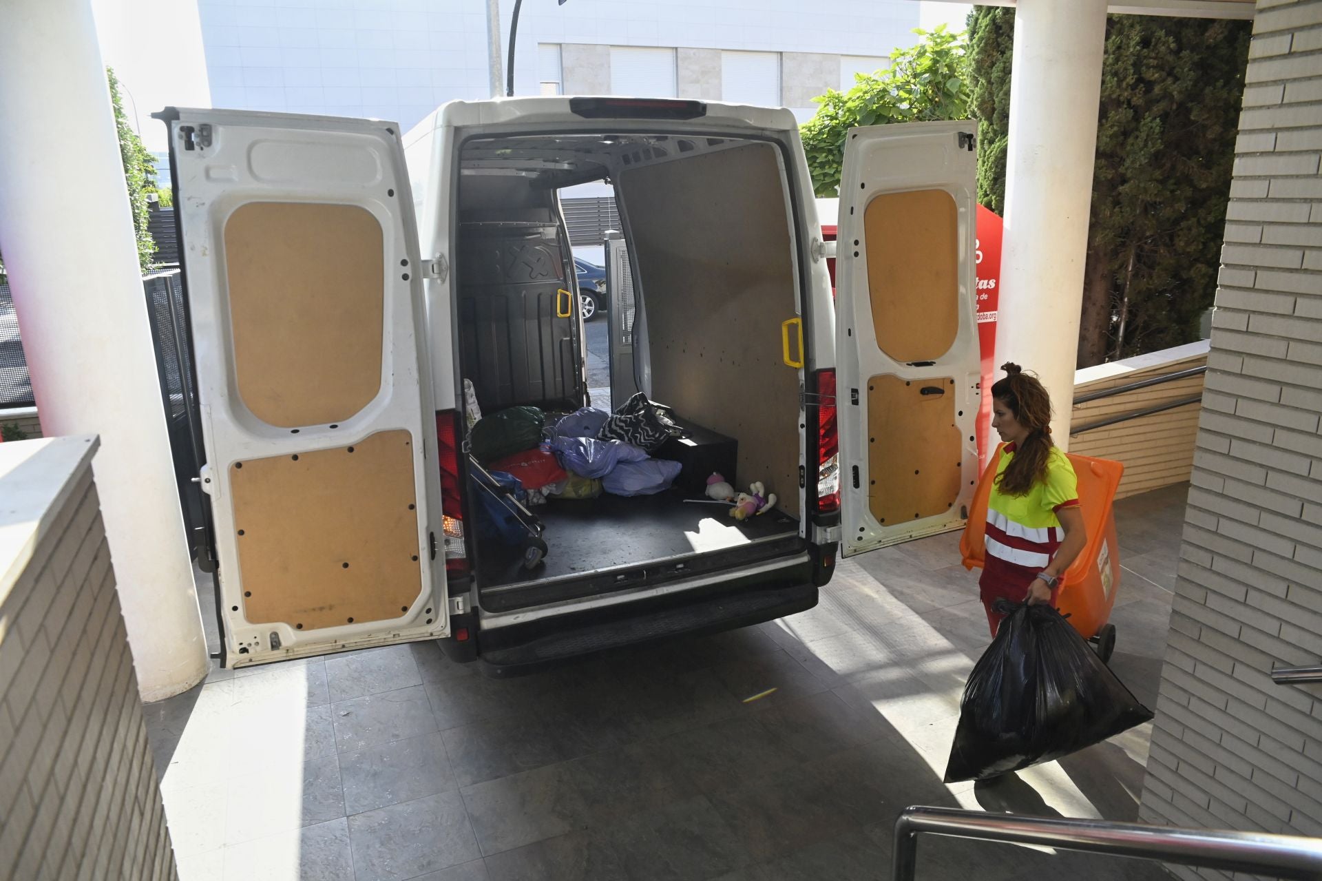 Así recoge la ropa usada Cáritas en Córdoba, en imágenes