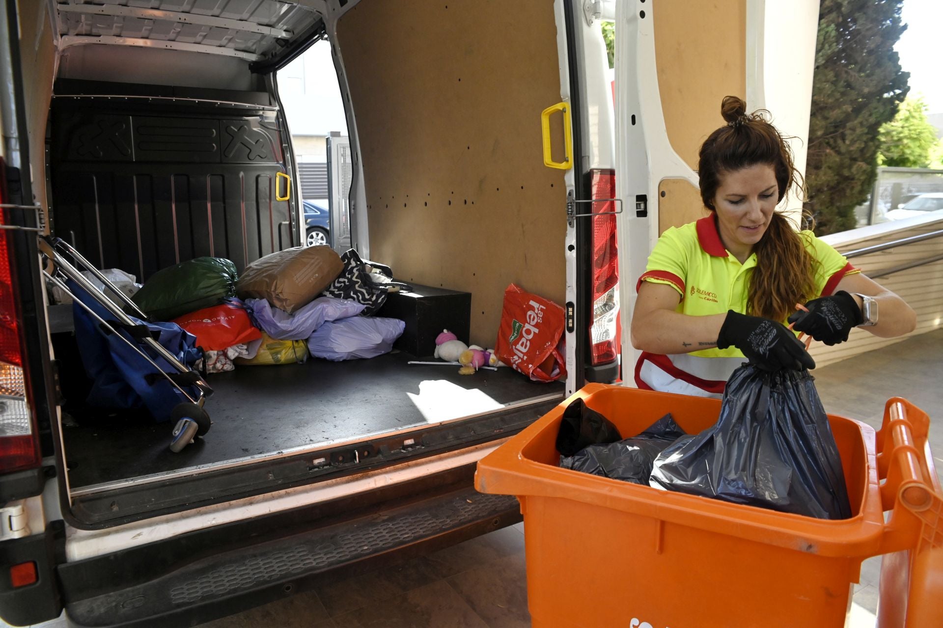Así recoge la ropa usada Cáritas en Córdoba, en imágenes