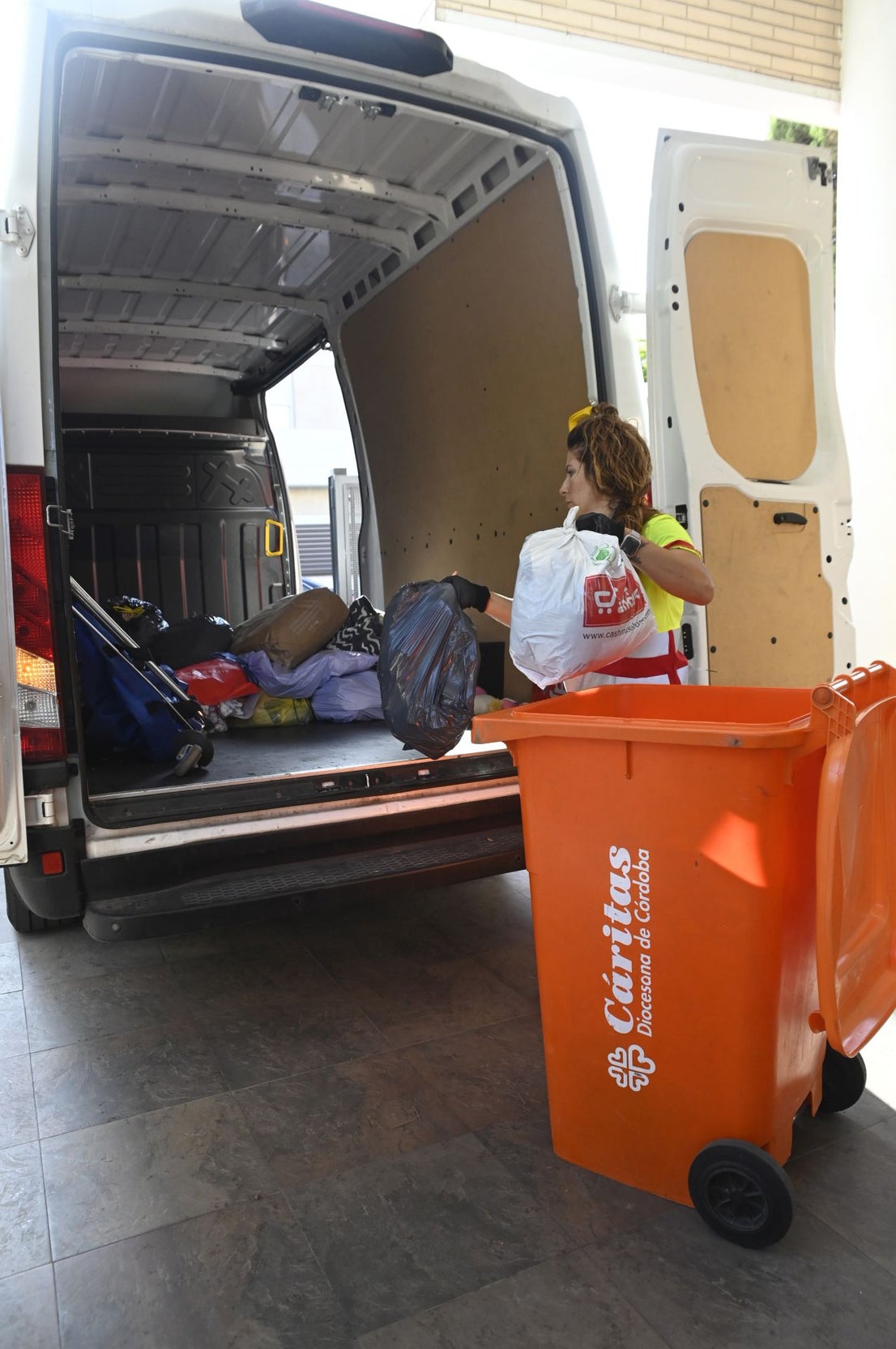 Así recoge la ropa usada Cáritas en Córdoba, en imágenes