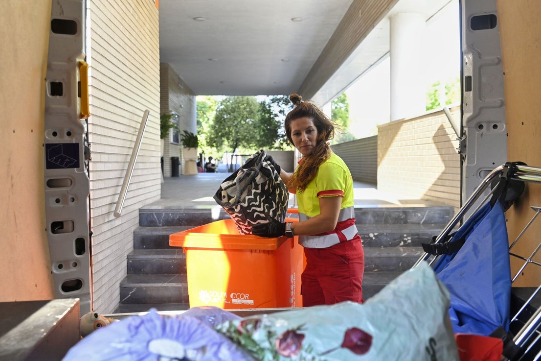 Así recoge la ropa usada Cáritas en Córdoba, en imágenes