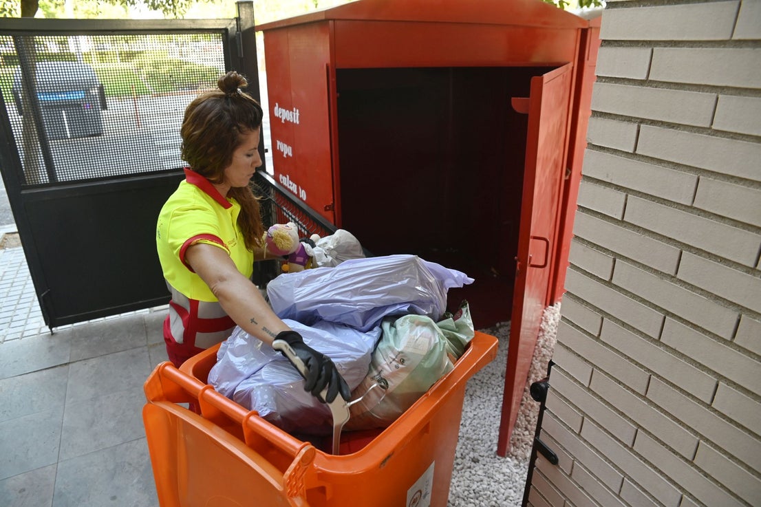 Así recoge la ropa usada Cáritas en Córdoba, en imágenes