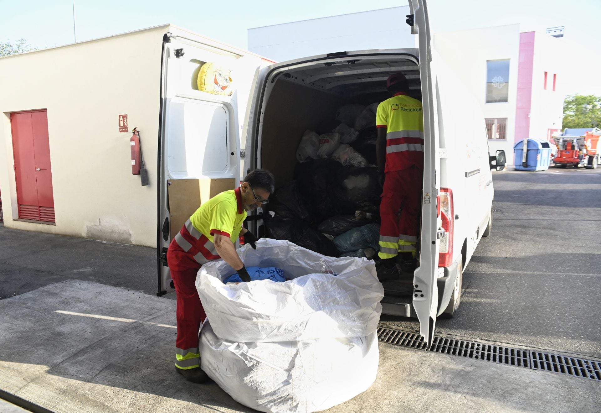 Así recoge la ropa usada Cáritas en Córdoba, en imágenes