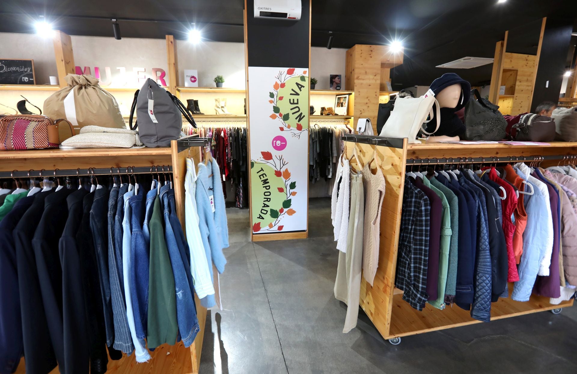 Así recoge la ropa usada Cáritas en Córdoba, en imágenes