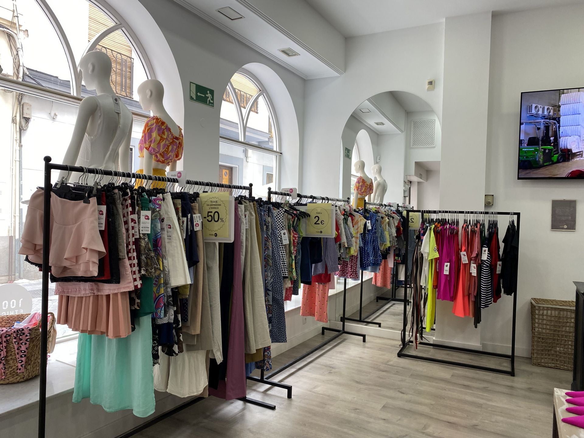 Así recoge la ropa usada Cáritas en Córdoba, en imágenes