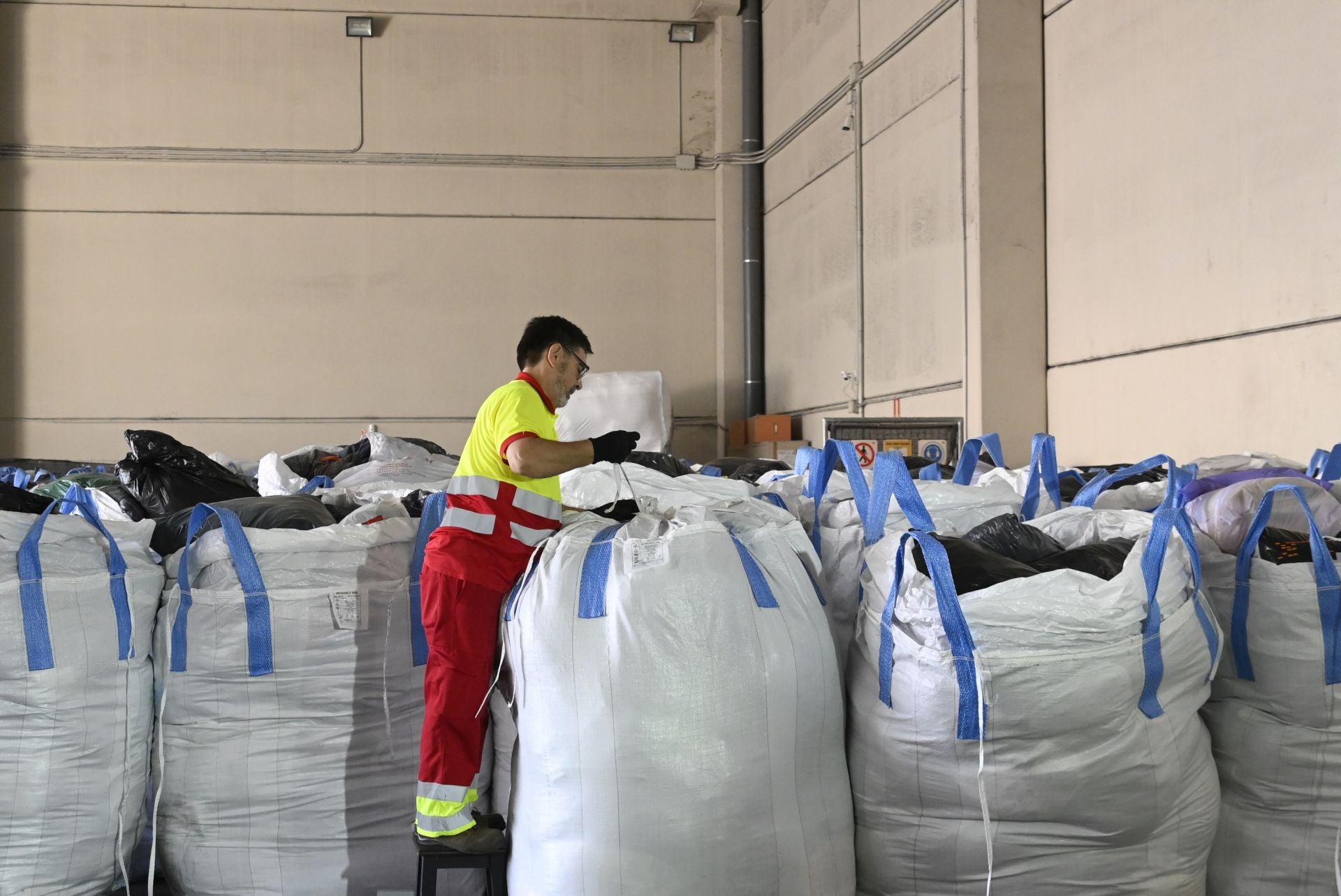 Así recoge la ropa usada Cáritas en Córdoba, en imágenes