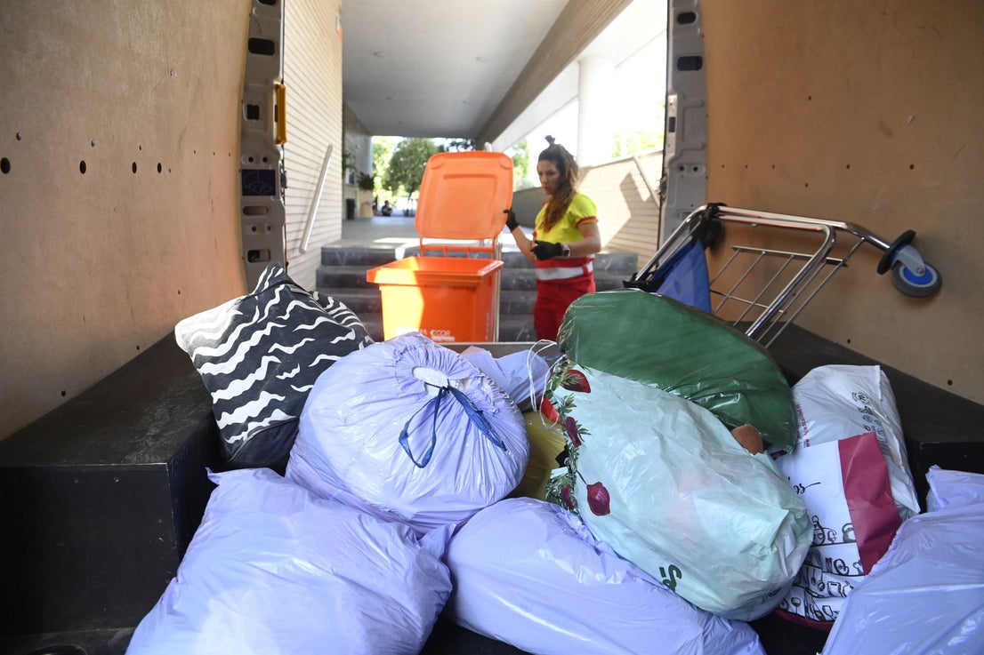 Así recoge la ropa usada Cáritas en Córdoba, en imágenes