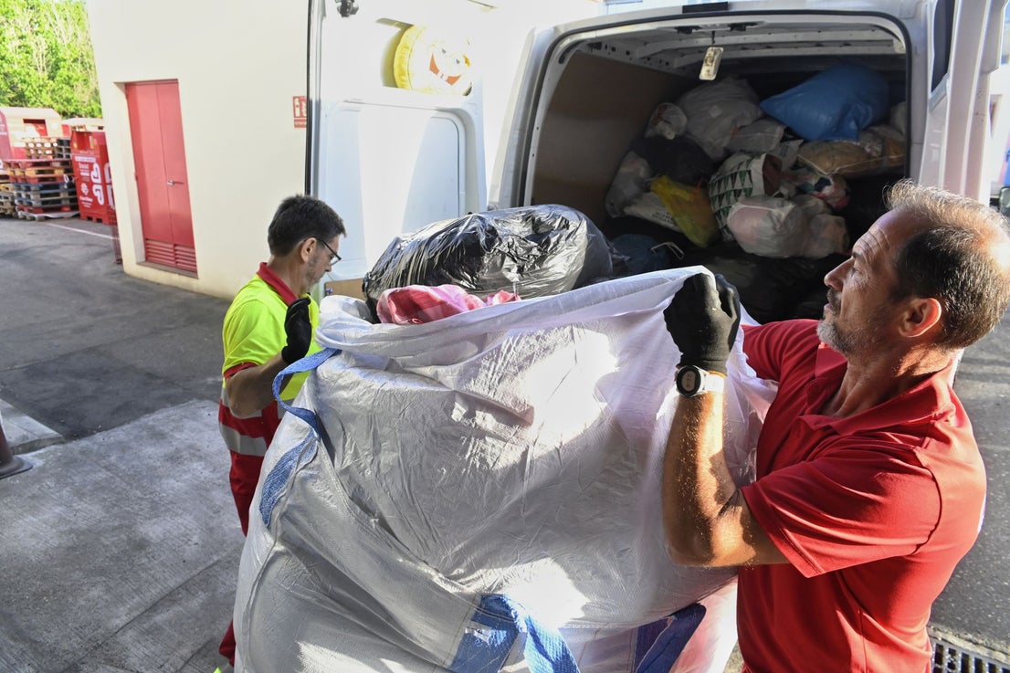 Así recoge la ropa usada Cáritas en Córdoba, en imágenes