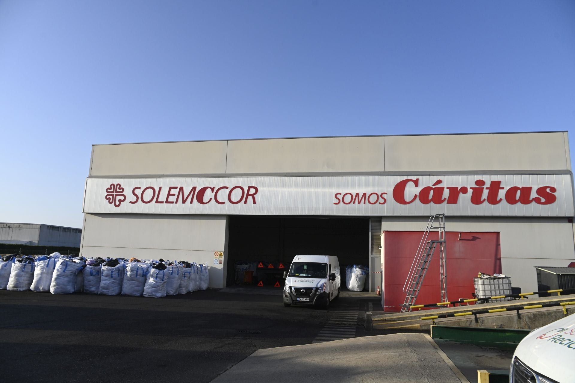 Así recoge la ropa usada Cáritas en Córdoba, en imágenes