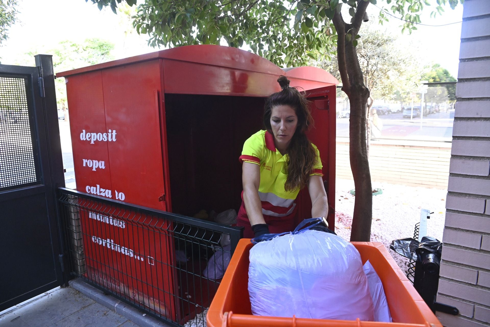 Así recoge la ropa usada Cáritas en Córdoba, en imágenes