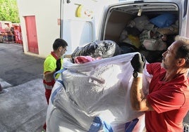 Así recoge la ropa usada Cáritas en Córdoba, en imágenes