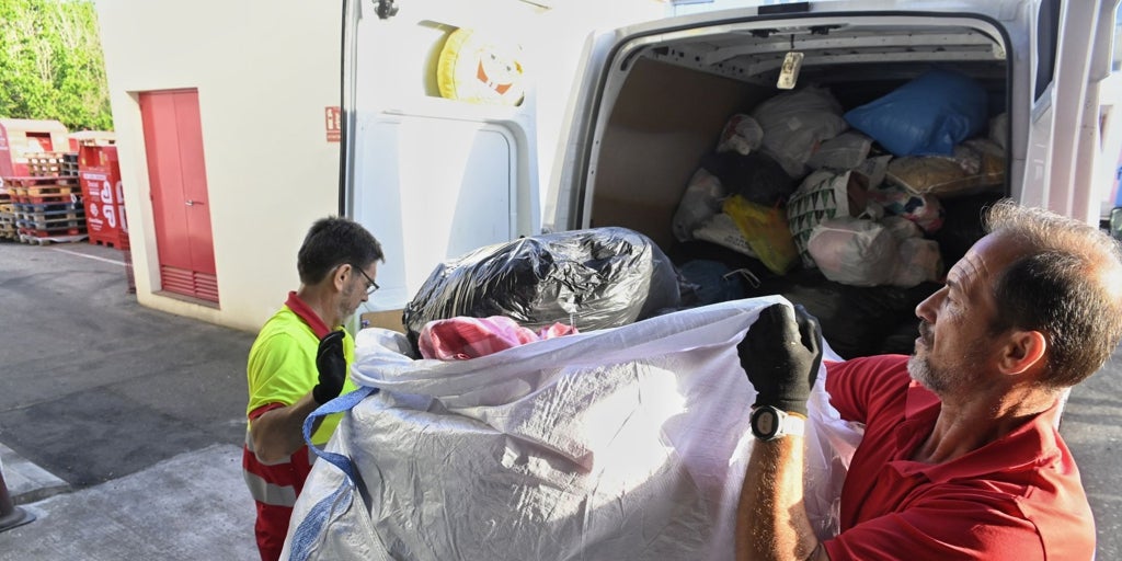 Así recoge la ropa usada Cáritas en Córdoba, en imágenes