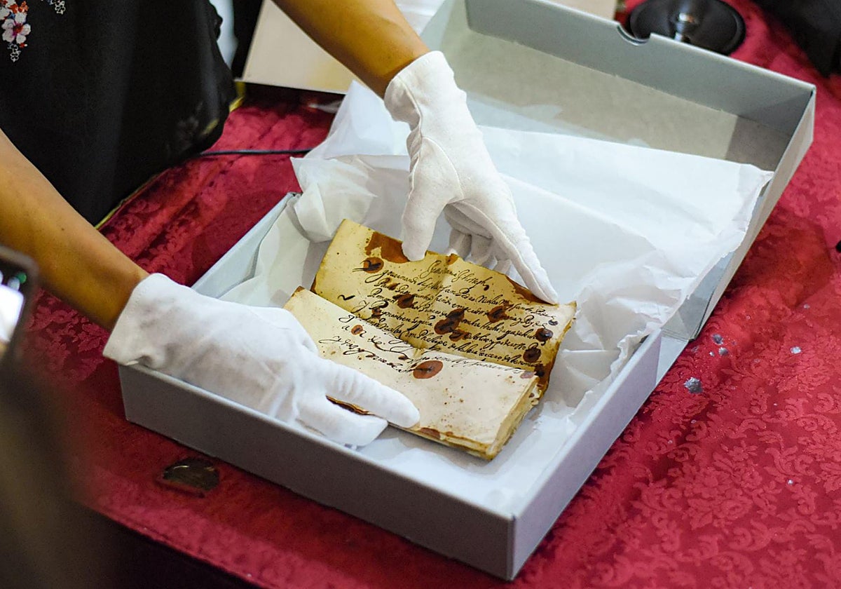 Documento hallado en el interior del Cristo Yacente de Sevilla confirmando la autoría de Juan de Mesa