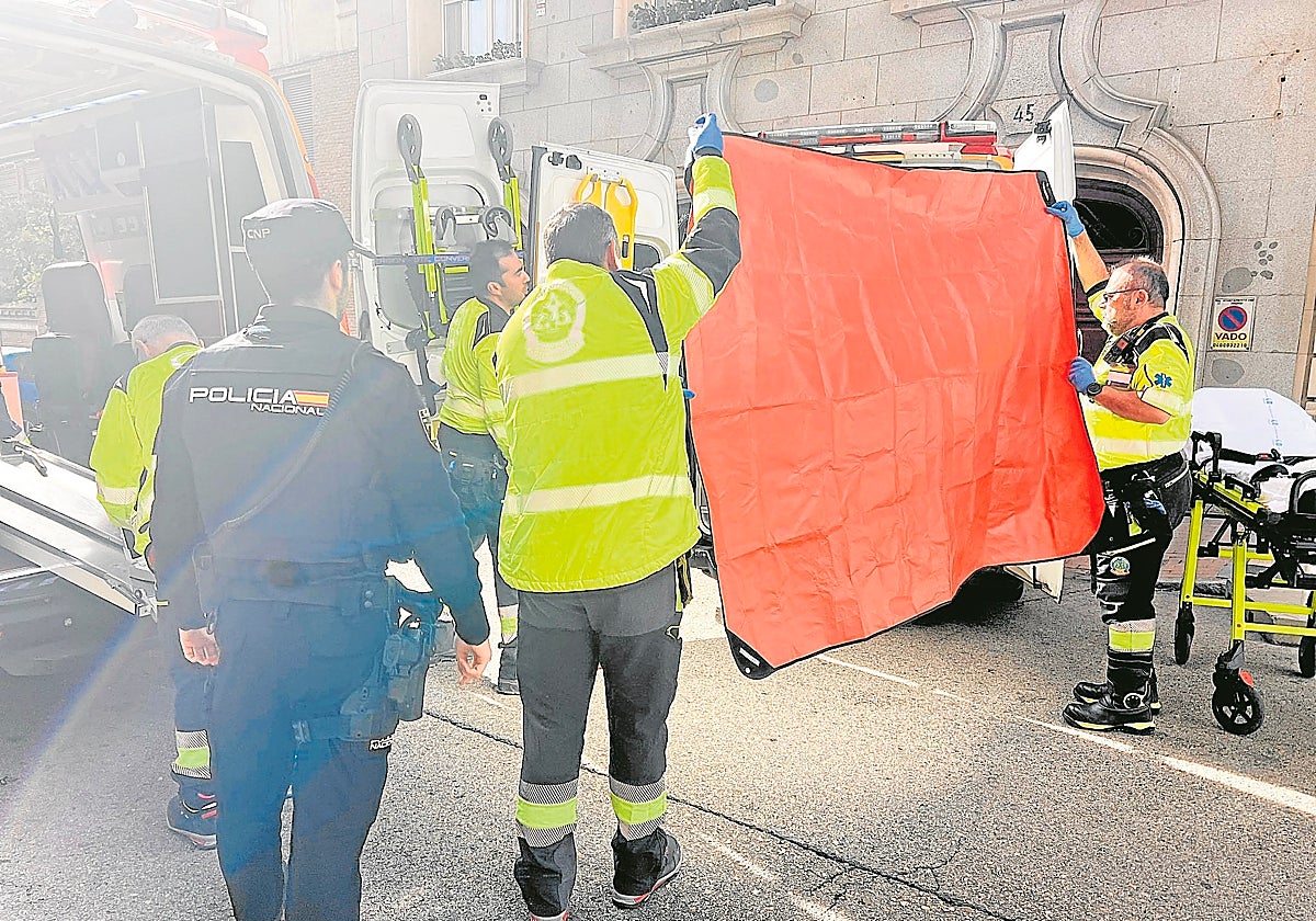 Imagen de los servicios de emergencias atendiendo a Vidal-Quadras tras el ataque en 2023
