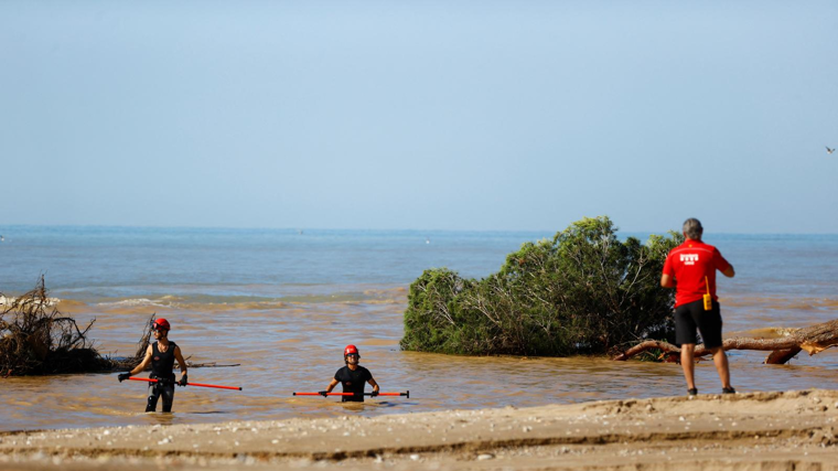 Equipos de emergencia buscan a los dos posibles desaparecidos en la desembocadura del río Foix y las playas de Cubellas, este domingo