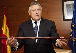 Un conductor ebrio atropella al alcalde de Sangenjo, Telmo Martín, en un aparcamiento