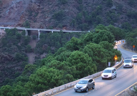 Los primeros coches pasan por la carretera ya abierta