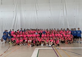 Gregorio anima a los jóvenes a aprovechar los campus de voleibol y a disfrutar de Talavera