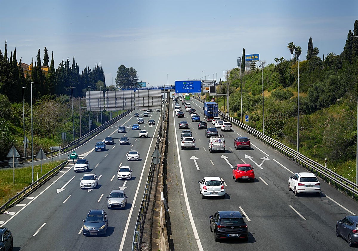 Vehículos circulan en la salida de Sevilla hacia la costa