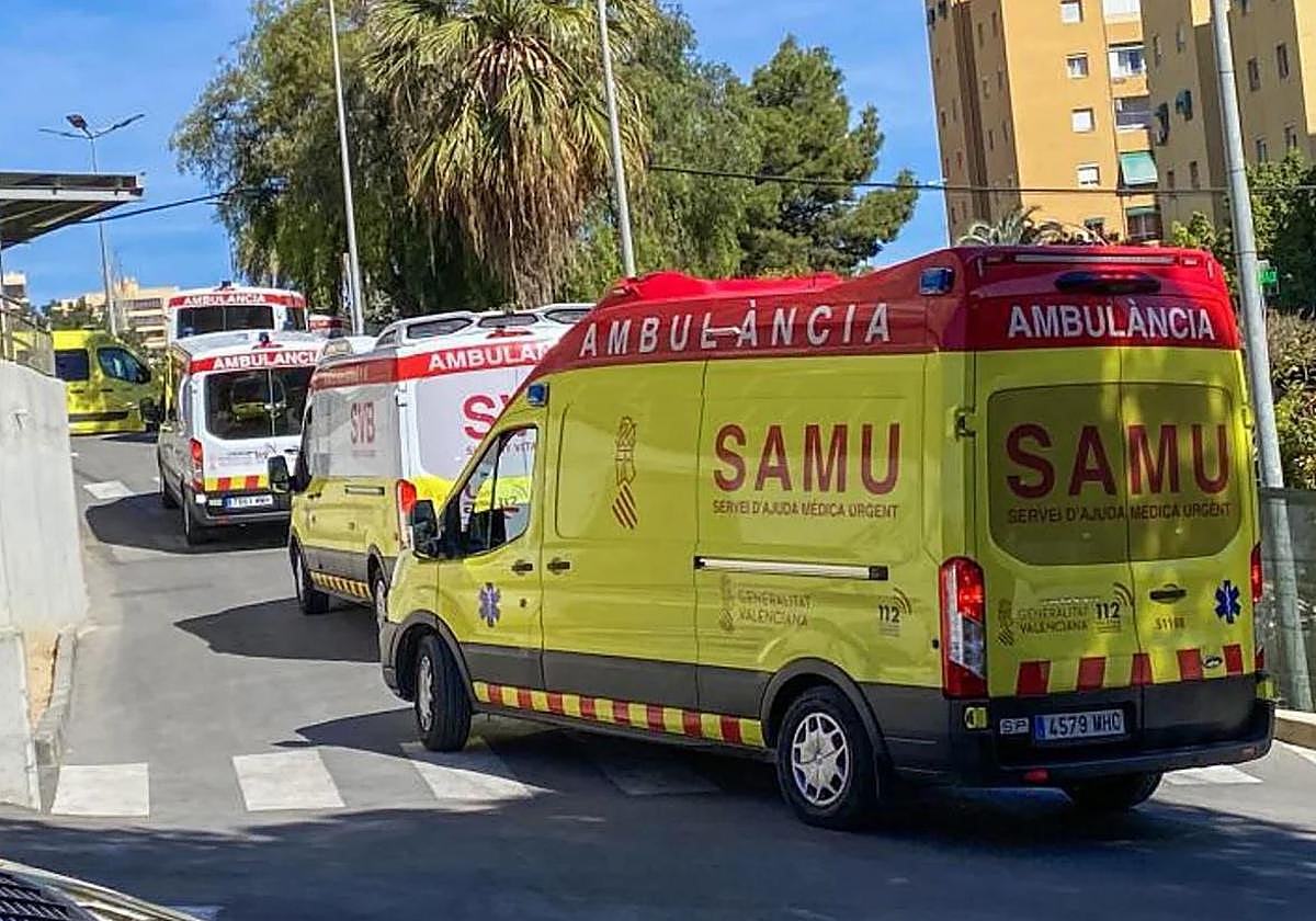 Imagen de archivo de varias ambulancias en Valencia