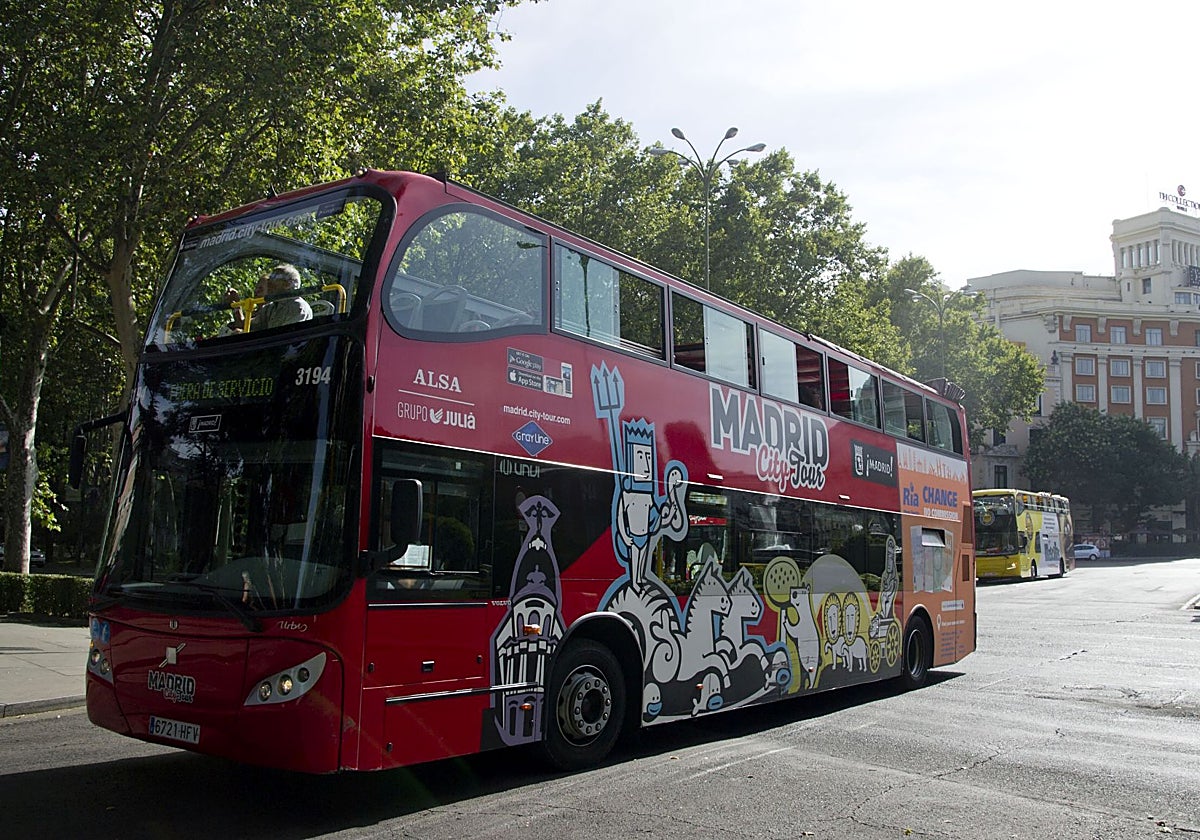 Un autobús turístico, circulando por el centro de Madrid