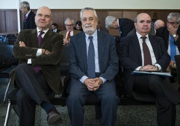 Los expresidentes socialistas Manuel Chaves (i) y José Antonio Griñán (c), y el ex consejero de Presidencia Gaspar Zarrías (d), durante el juicio del caso ERE en la Audiencia de Sevilla en diciembre de 2018