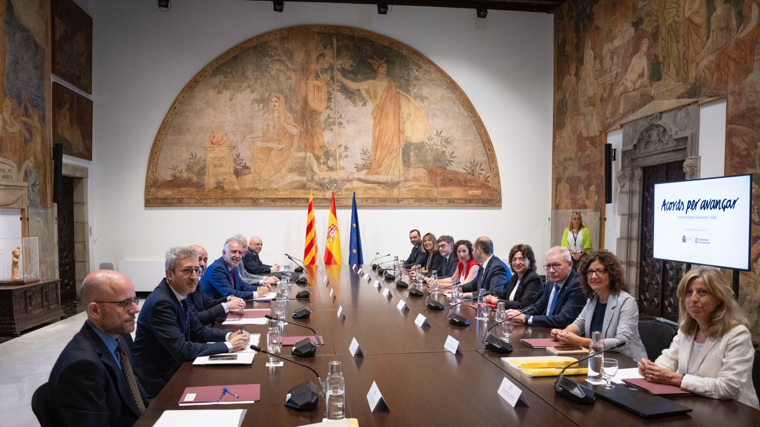 Reunión de la Comisión Bilateral, con el equipo del Gobierno, a un lado, y el de la Generalitat, al otro