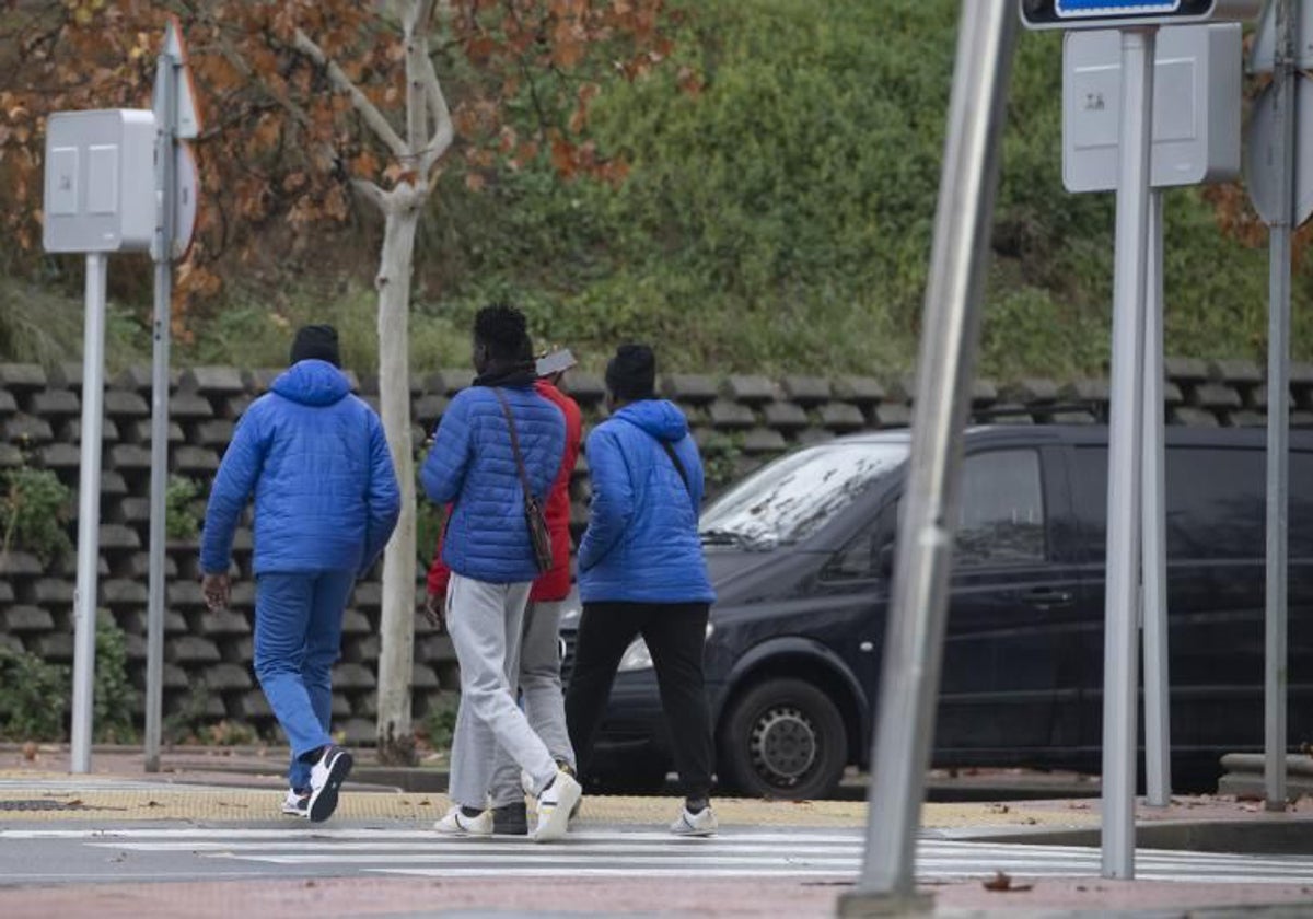 Un grupo de inmigrantes junto al centro de acogida de Alcalá de Henares