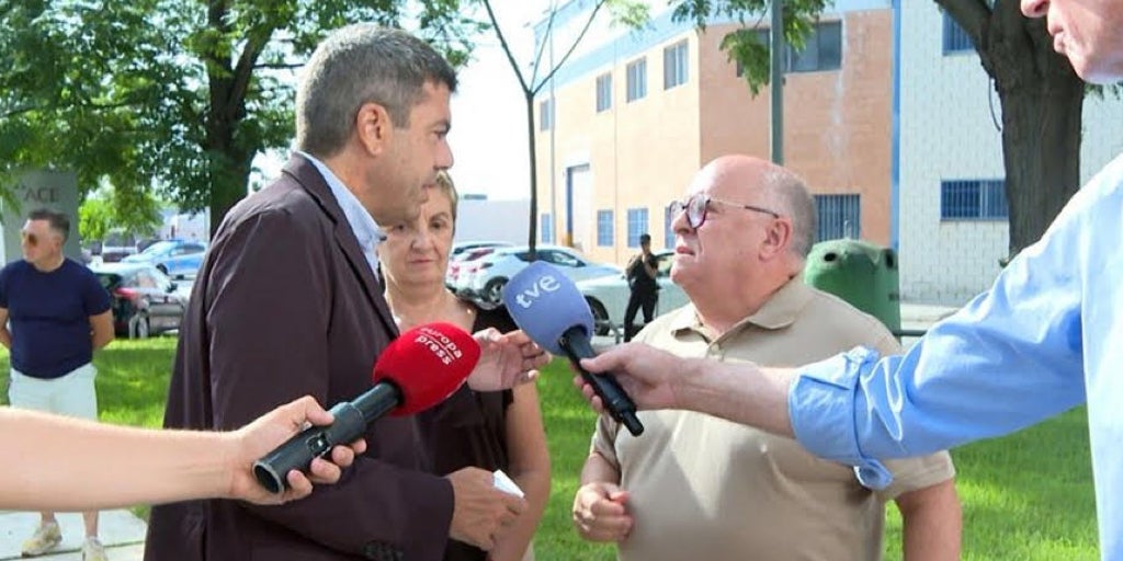 La discusión entre Mazón y un vecino por la gestión de la dana: «Si me dejas tu teléfono, un día te llamo»