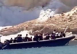 Vuelve a llegar una narcolancha con inmigrantes a una playa de Cabo de Gata-Níjar en Almería
