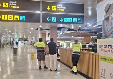 Parte del falso techo de la cafetería del aeropuerto de Almería ha colapsado por el terremoto