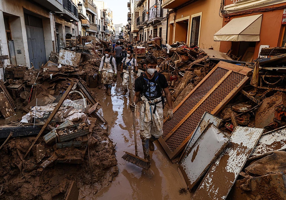 Imagen de voluntarios limpiando las calles de Paiporta tras la dana
