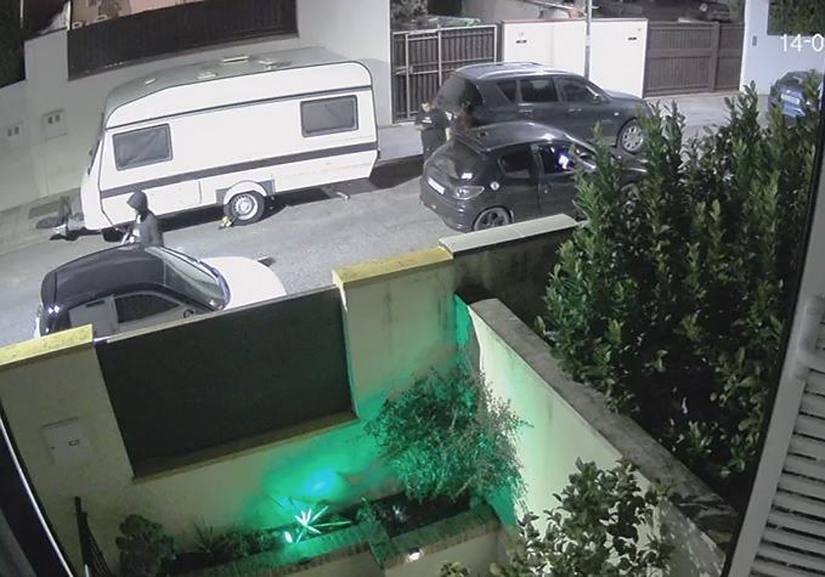 Los dos individuos bajaron de un utilitario negro, uno de ellos encapuchado