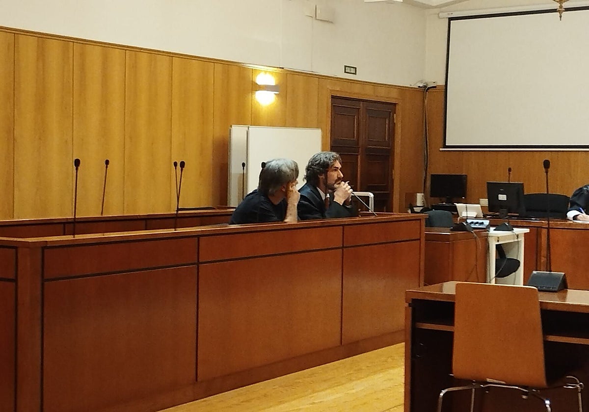 El acusado, primero por la izquierda, junto a su letrado defensor durante la vista de conformidad