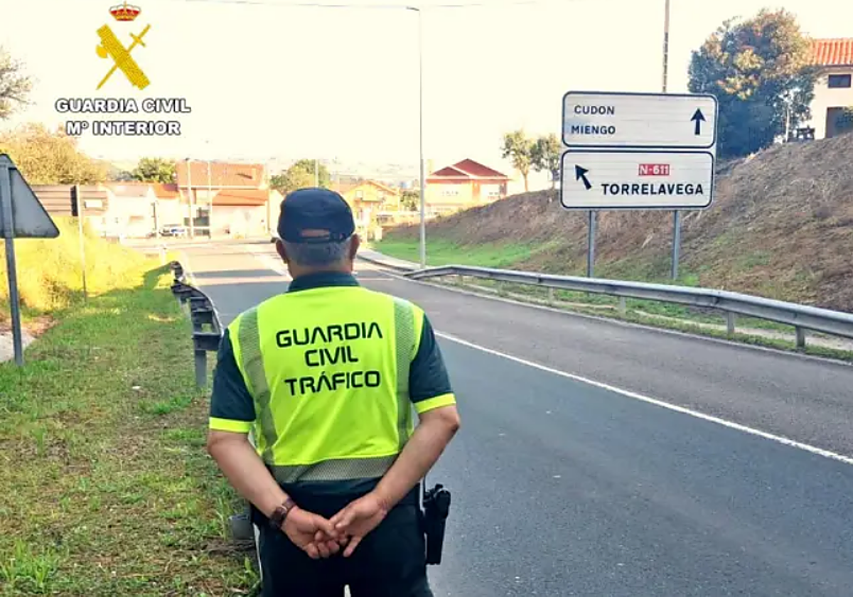 Los agentes de la Guardia Civil en la zona donde se dio el alto al vehículo