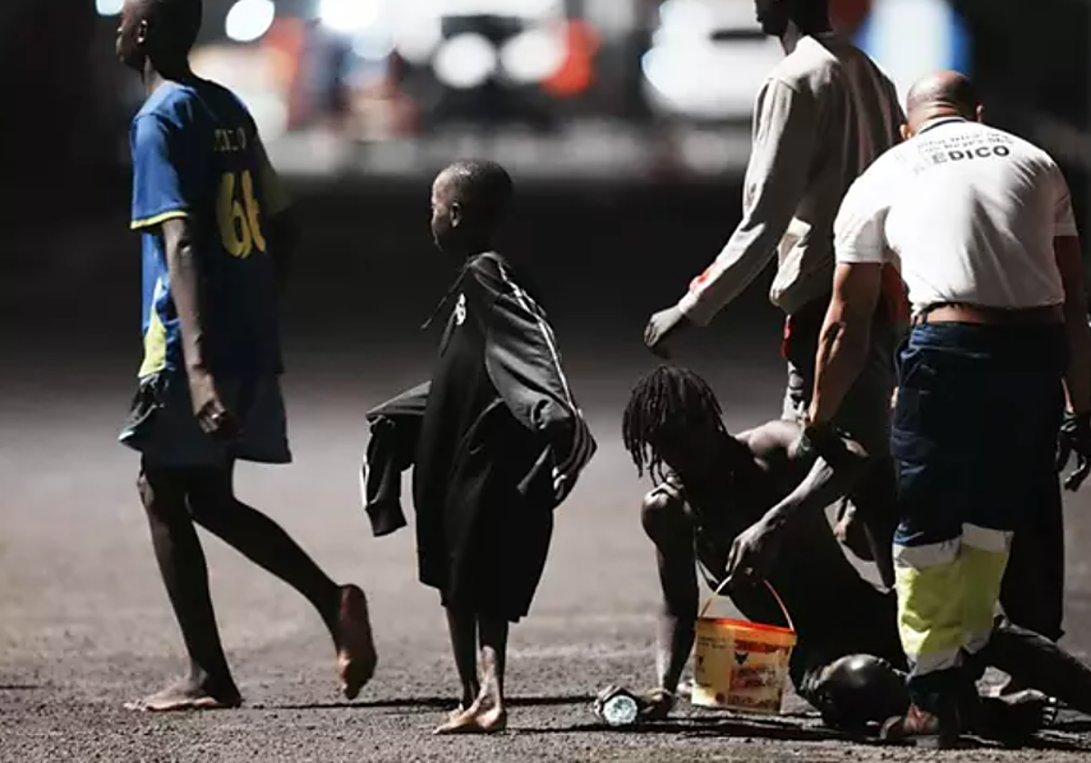 Varias personas, incluido un menor, en su desembarco en al muelle de La Restinga,  en El Hierro, en foto de archivo